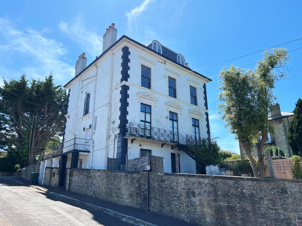 Lot: 67 - GARDEN FLAT WITH PARKING FOR INVESTMENT OR OCCUPATION - Rear and side view